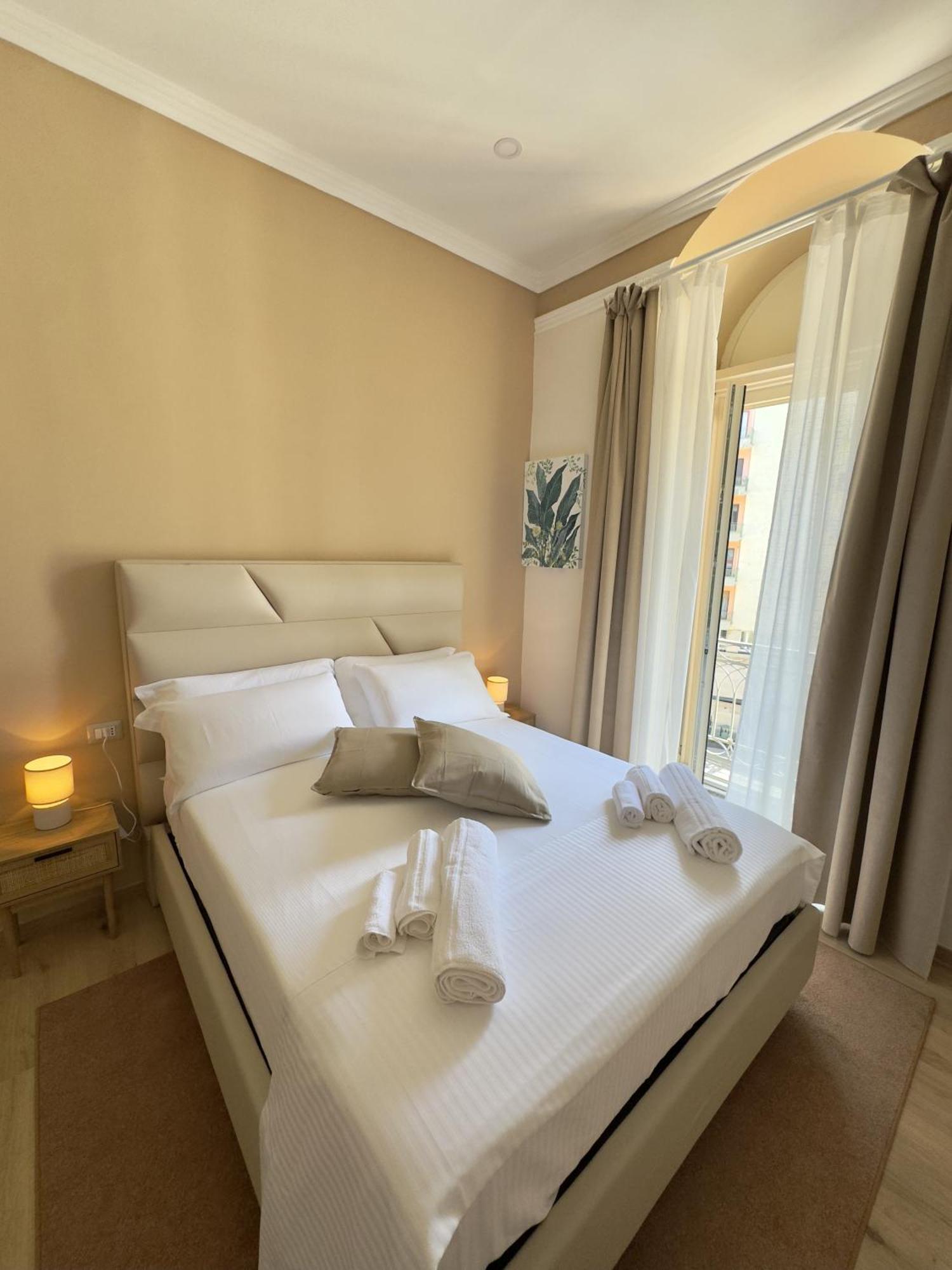 Home To Salerno B&B Bagian luar foto